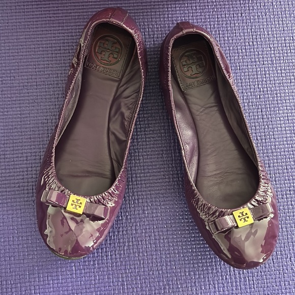 Tory Burch Eddie Patent Bow Flex Ballet Flat, plum purple, size 7.5 - Picture 2 of 5